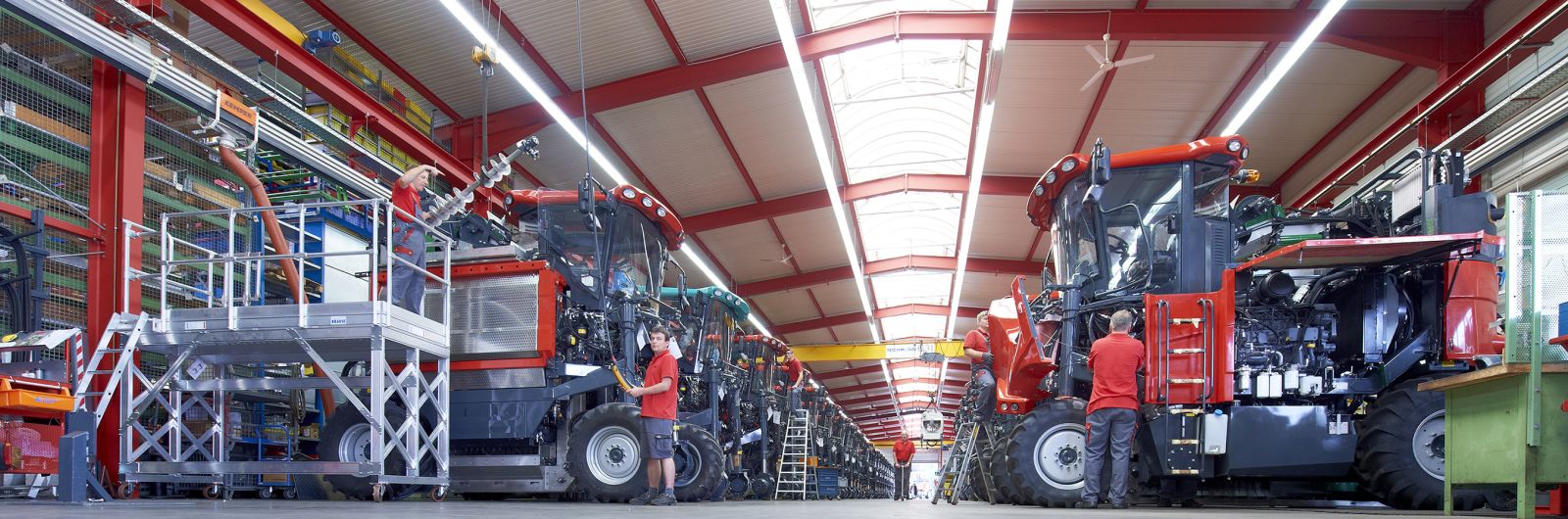 Montaggio della vendemmiatrice ERO nel vecchio stabilimento di Niederkumbd