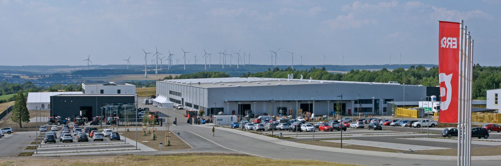 Edificio aziendale ERO a Simmern con bandiere aziendali in primo piano